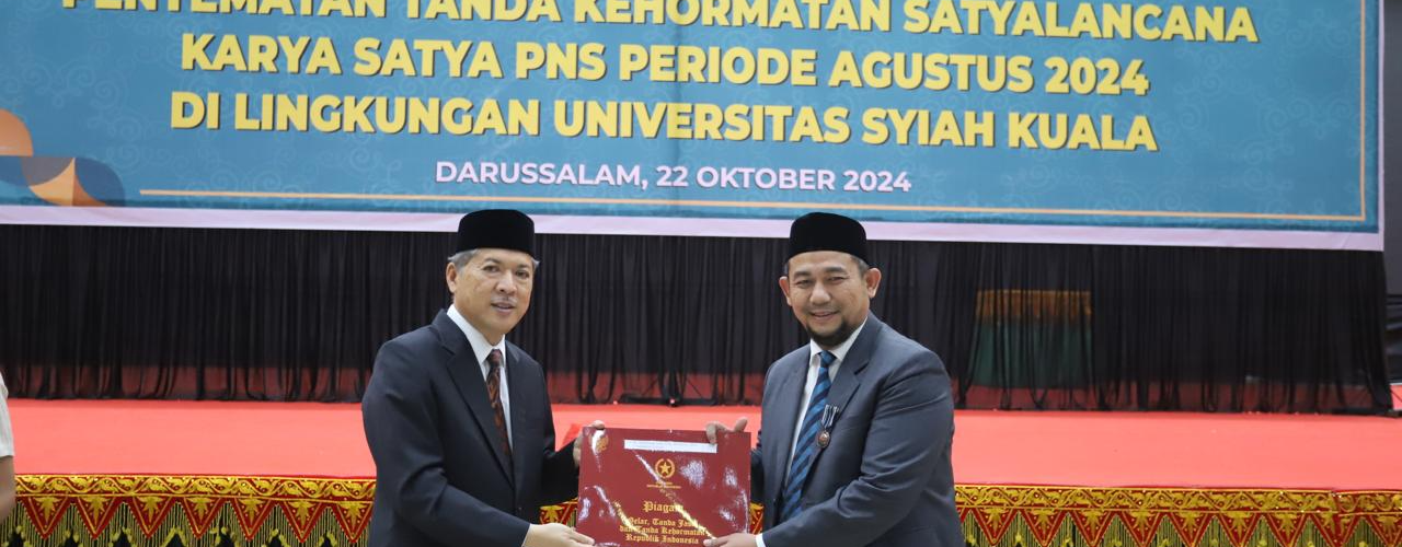 Dr. Muhammad Aulia Terima Tanda Kehormatan Satya Lencana Karya Satya PNS Universitas Syiah Kuala
