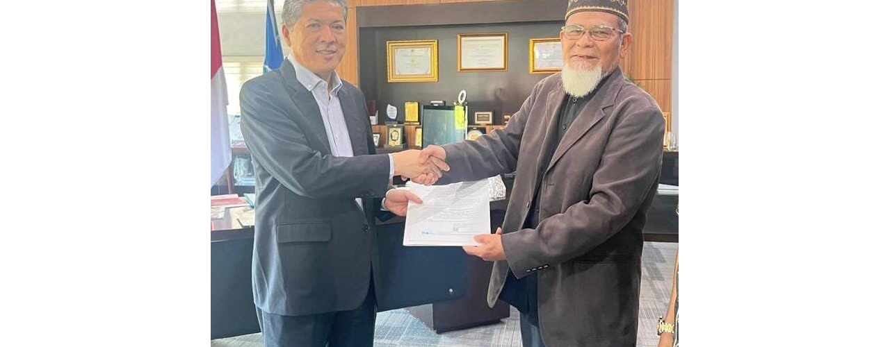Dr. Husaini, MA Terima SK Guru Besar dalam bidang Arkeologi.