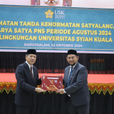 Dr. Muhammad Aulia Terima Tanda Kehormatan Satya Lencana Karya Satya PNS Universitas Syiah Kuala